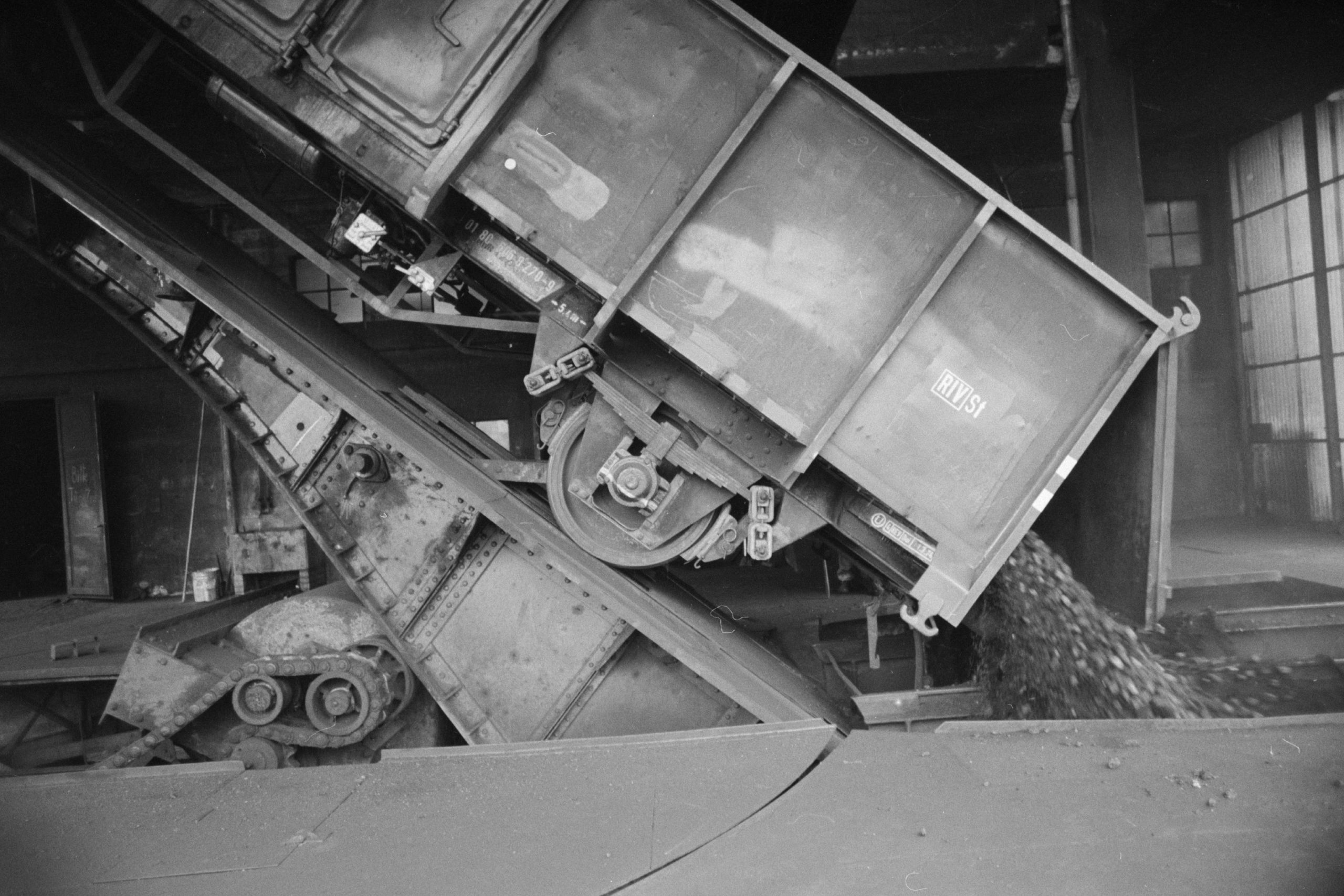Emptying a coal car at the Schlieren gasworks