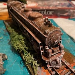 Locomotive Rouillée sur sa voie avec une première couche de 'dry brushing'