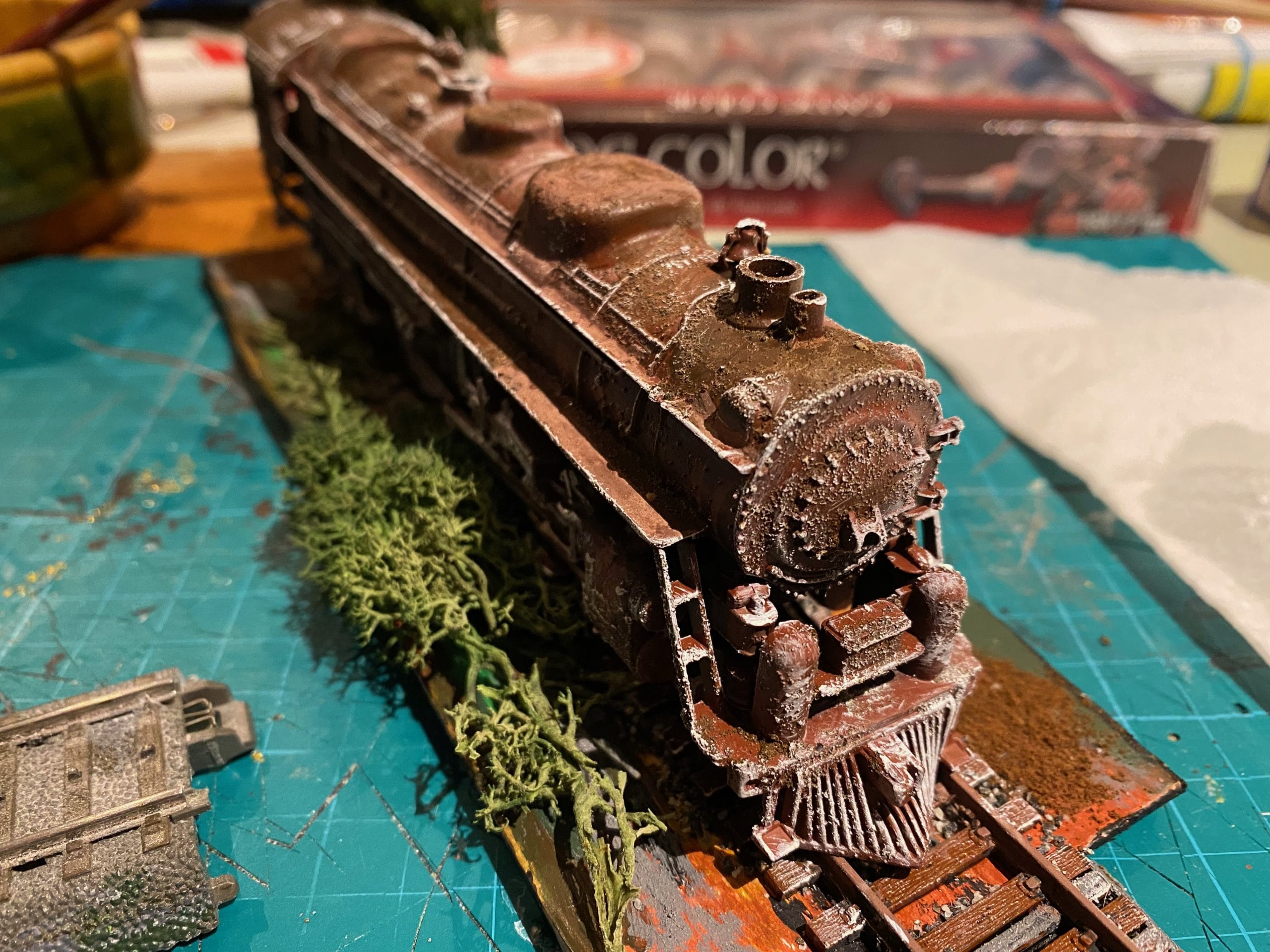 Locomotive Rouillée sur sa voie avec une première couche de 'dry brushing'