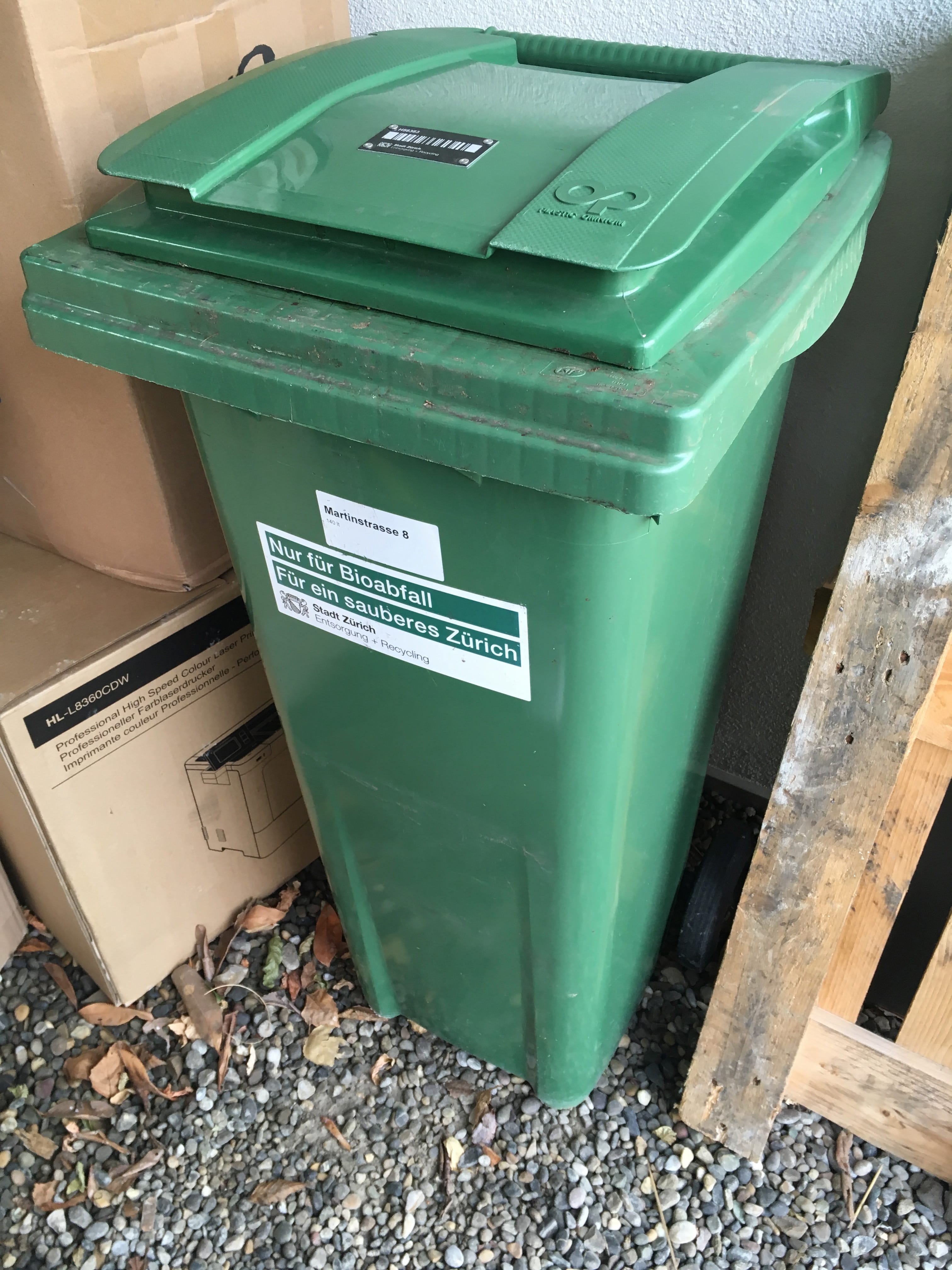 Un container vert de 140 litres