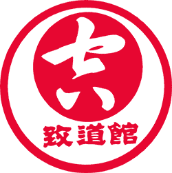 Red circle with 致道館 containing a red disk containing 七い