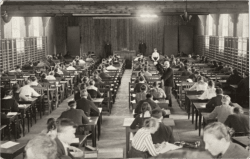Une classe des années 1920 durant un examen